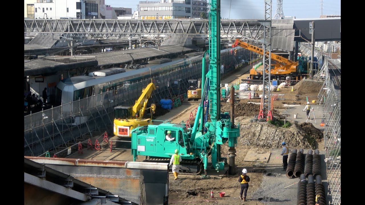 春日部駅下りホームの杭打ち工事始まる。春日部駅高架化工事。