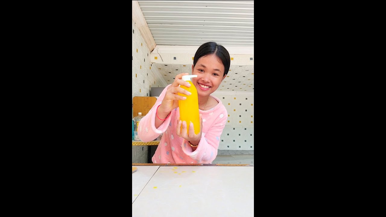 ថ្ងៃនេះPrankប្តីដោយញ៉ាំជាមួយដបសារប៊ូ🧴😂