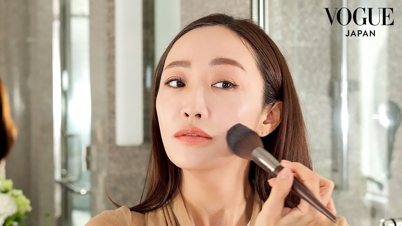 神崎恵の「歩く電球」級、発光ツヤ肌ヌードメイク。| Beauty Secrets | VOGUE JAPAN