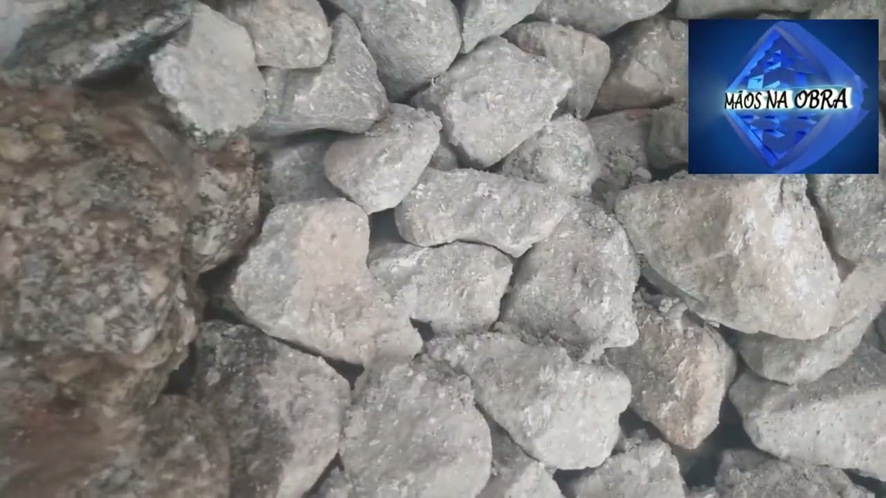 Gruta no escritório com fonte de água