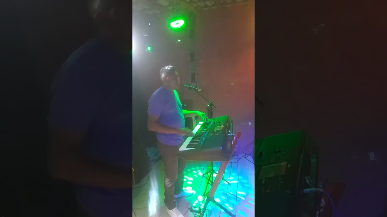 valderi dos teclados e Liliane ao vivo