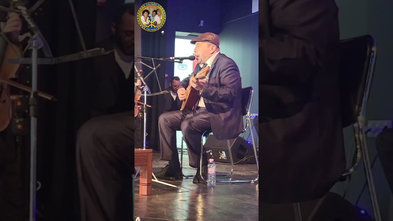 Cheikh Moh Smail à la salle de cinéma Djurdjura Tizi Ouzou .