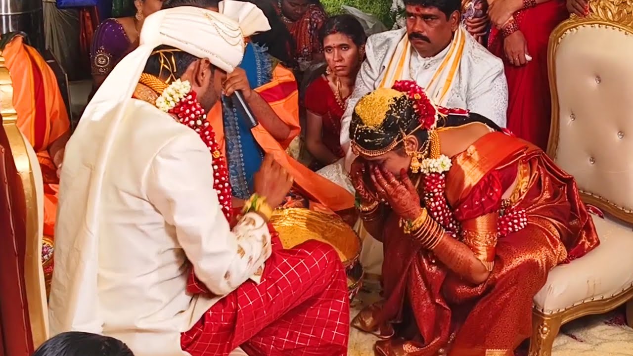 కన్నీళ్లు పెడుతూ భర్త కాళ్ళు మొక్కిన సోనియా! | Bigg Boss Sonia weds Yash Wedding Video | MediaCorner