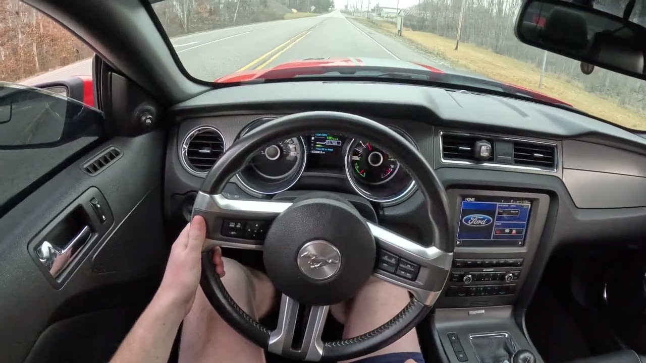 Вид от первого лица на шумный Mustang GT 5.0 2013 года выпуска