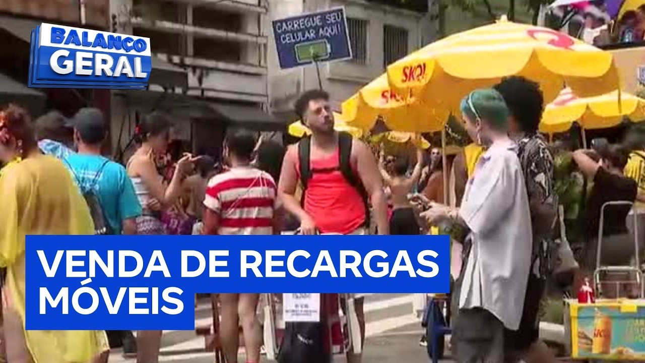 Ator leva carregadores portáteis a blocos de Carnaval e vende cargas para celulares, em SP