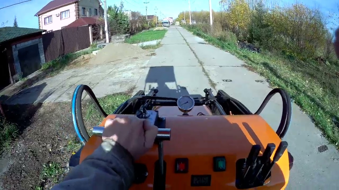 мини погрузчик т-850  как не содрать газон.. или плавный поворот..