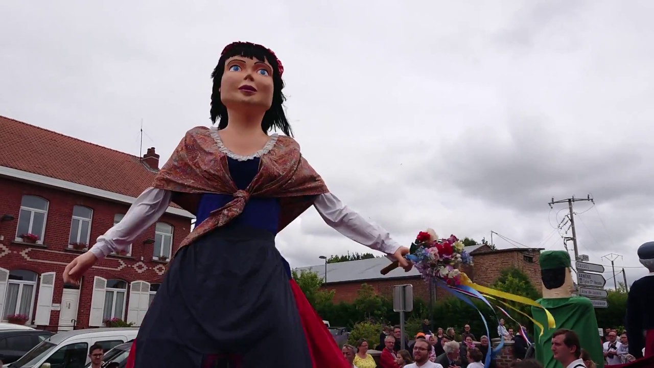 Les Géants des Flandres arrivent à Rubrouck pour fêter les 25ans de jumelage  avec Bulgan Mongolie