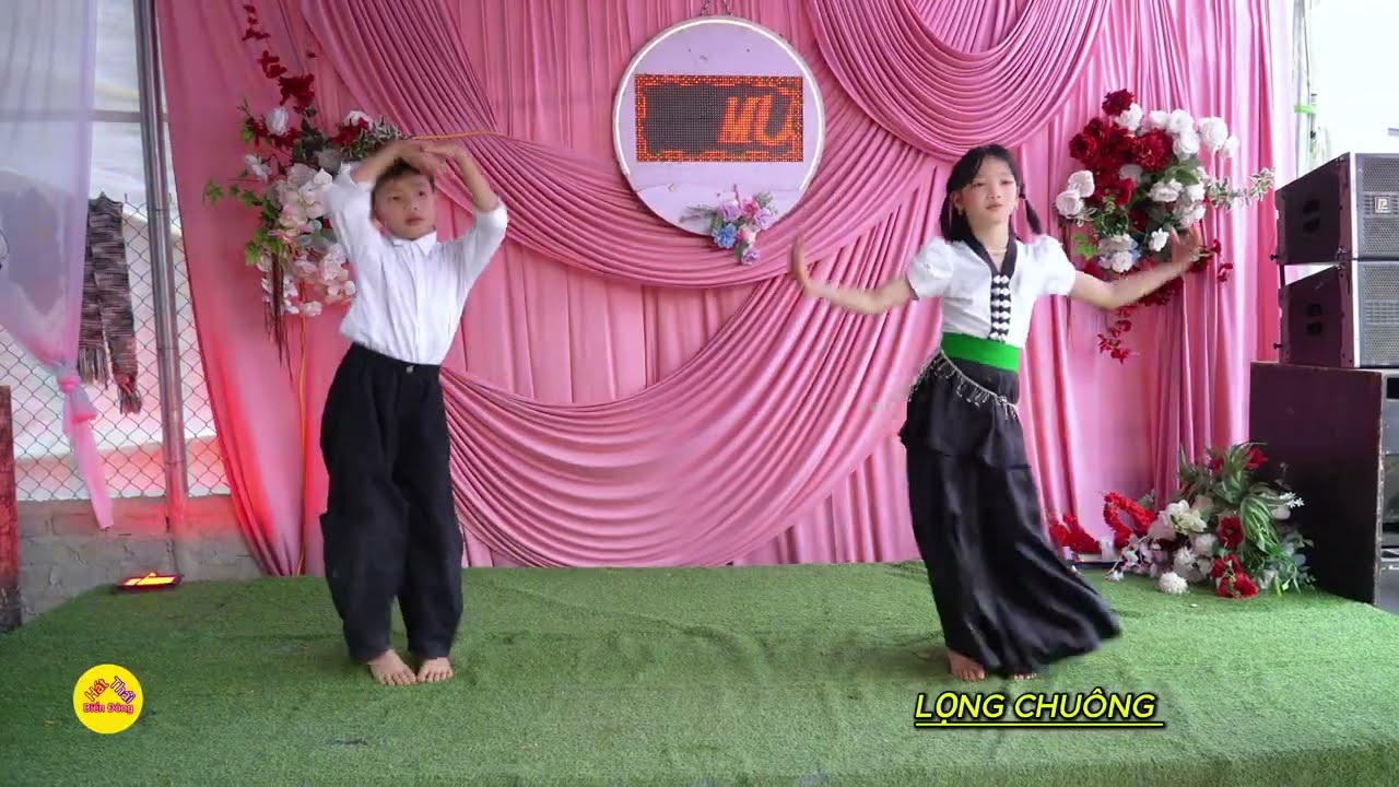 EM VỀ LÀM DÂU NÚI RỪNG TUYỆT VỜI VỚI ĐỘI MÚA TRẺ LỌNG CHUÔNG.