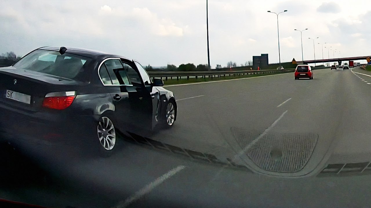 Piękne BMW Serii 5 rozpada się na autostradzie A1. Igła.