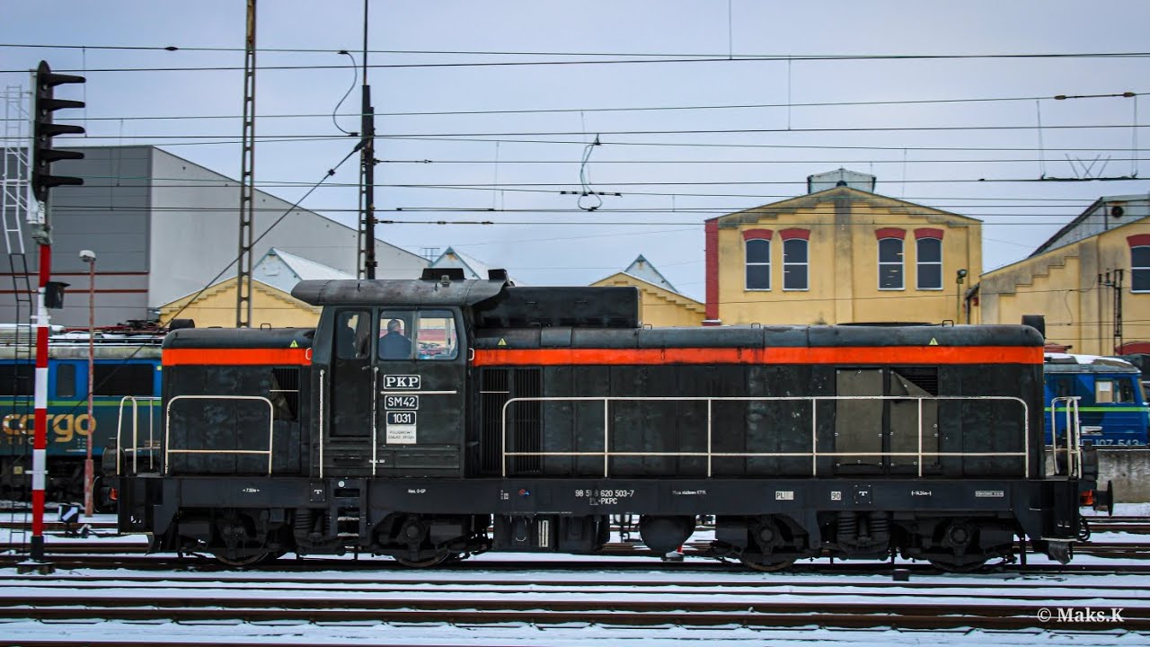 Manewry SM42-1031 z węglarkami w Nowym Sączu.