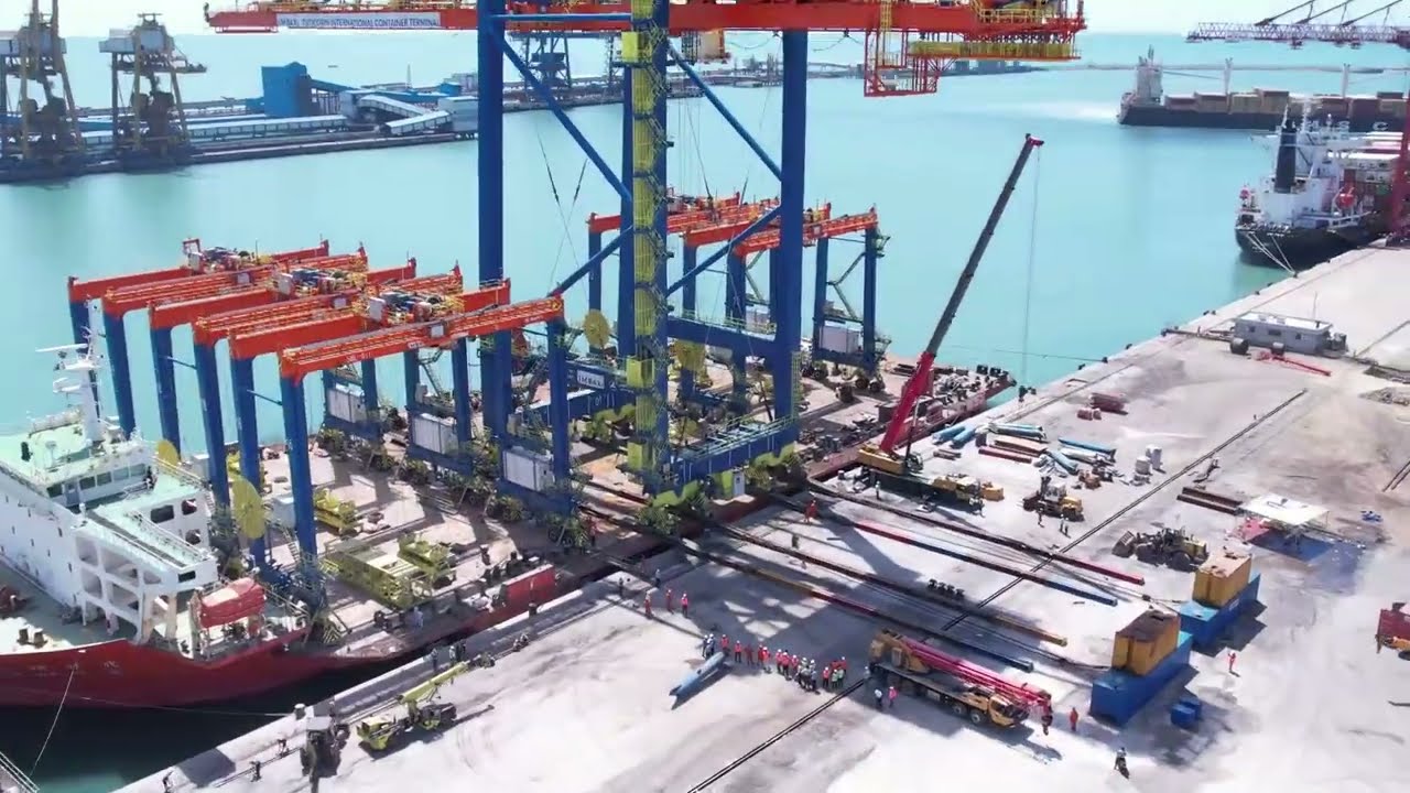 Rolling off of RMQC Crane at VOC Port