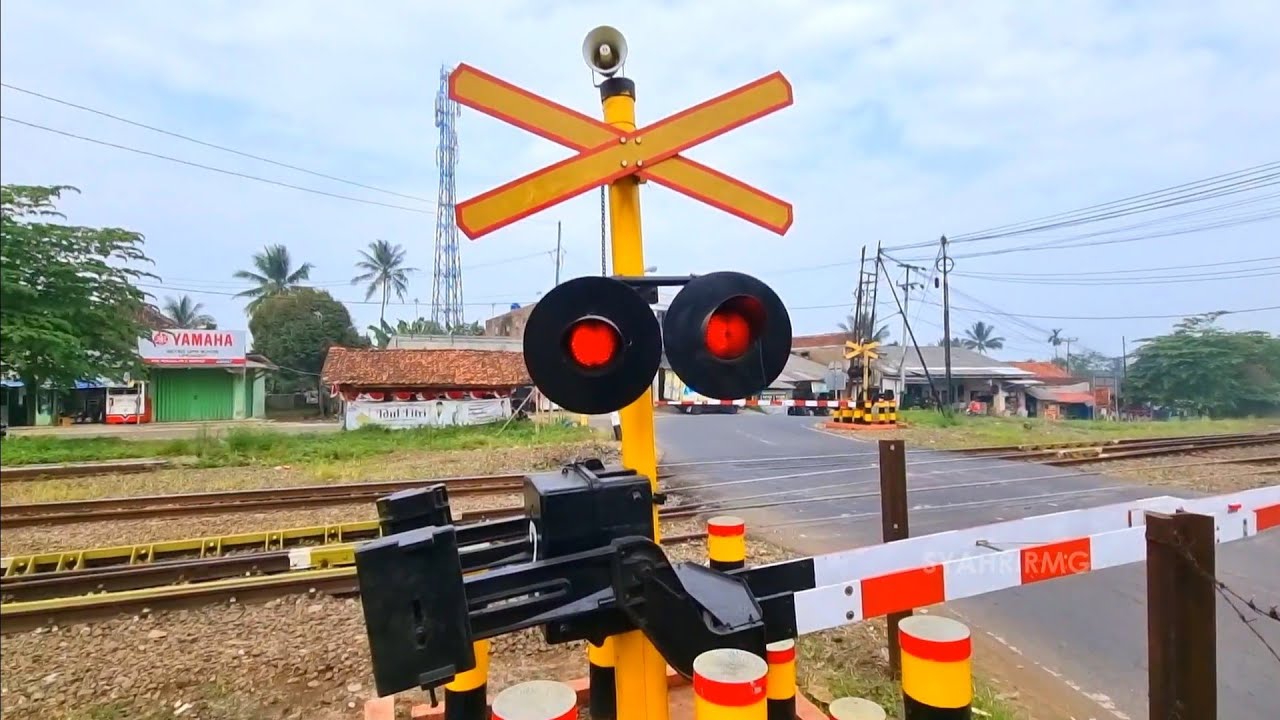 Ada Yang Istimewa di Perlintasan Kereta Api Stasiun Rendeh