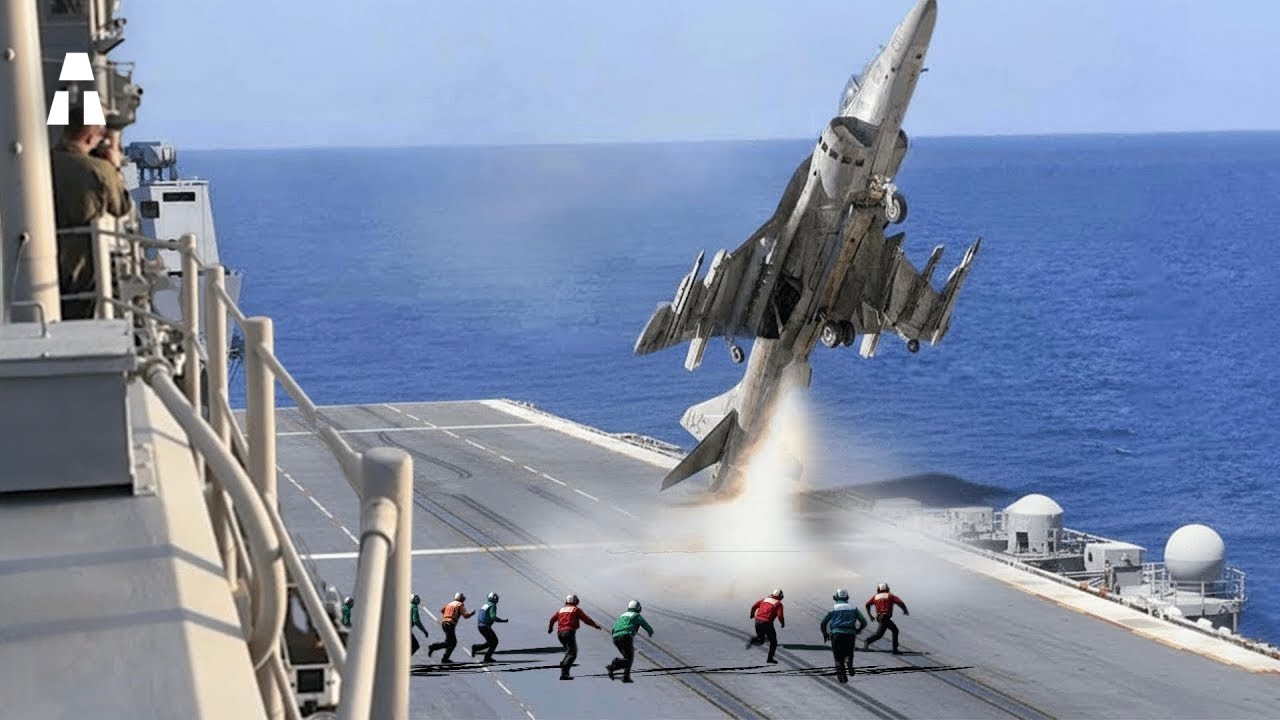 Atterrissage compl&egrave;tement FOU sur un Porte-Avions