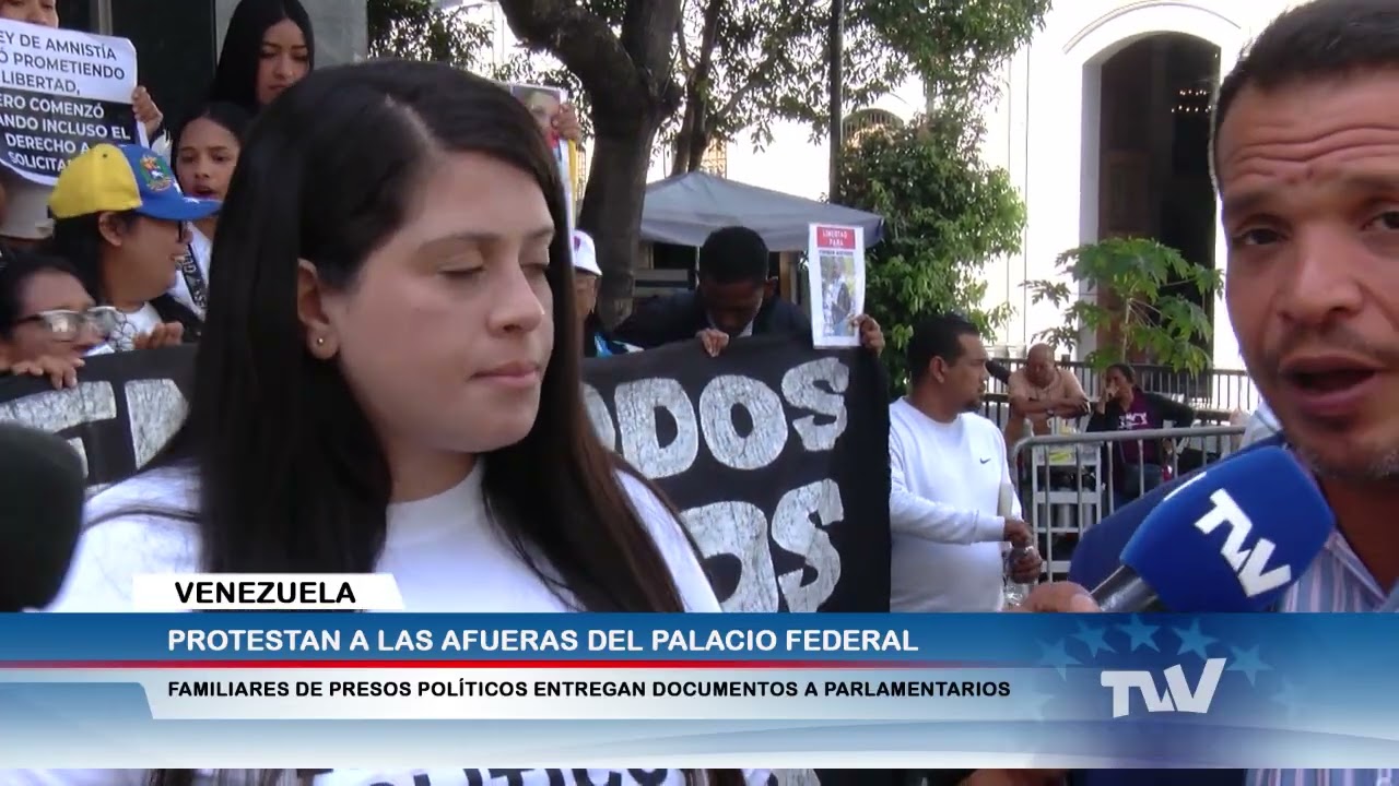 Andreina Baduel habla desde las afueras de la Asamblea Nacional para exigir amnistía 