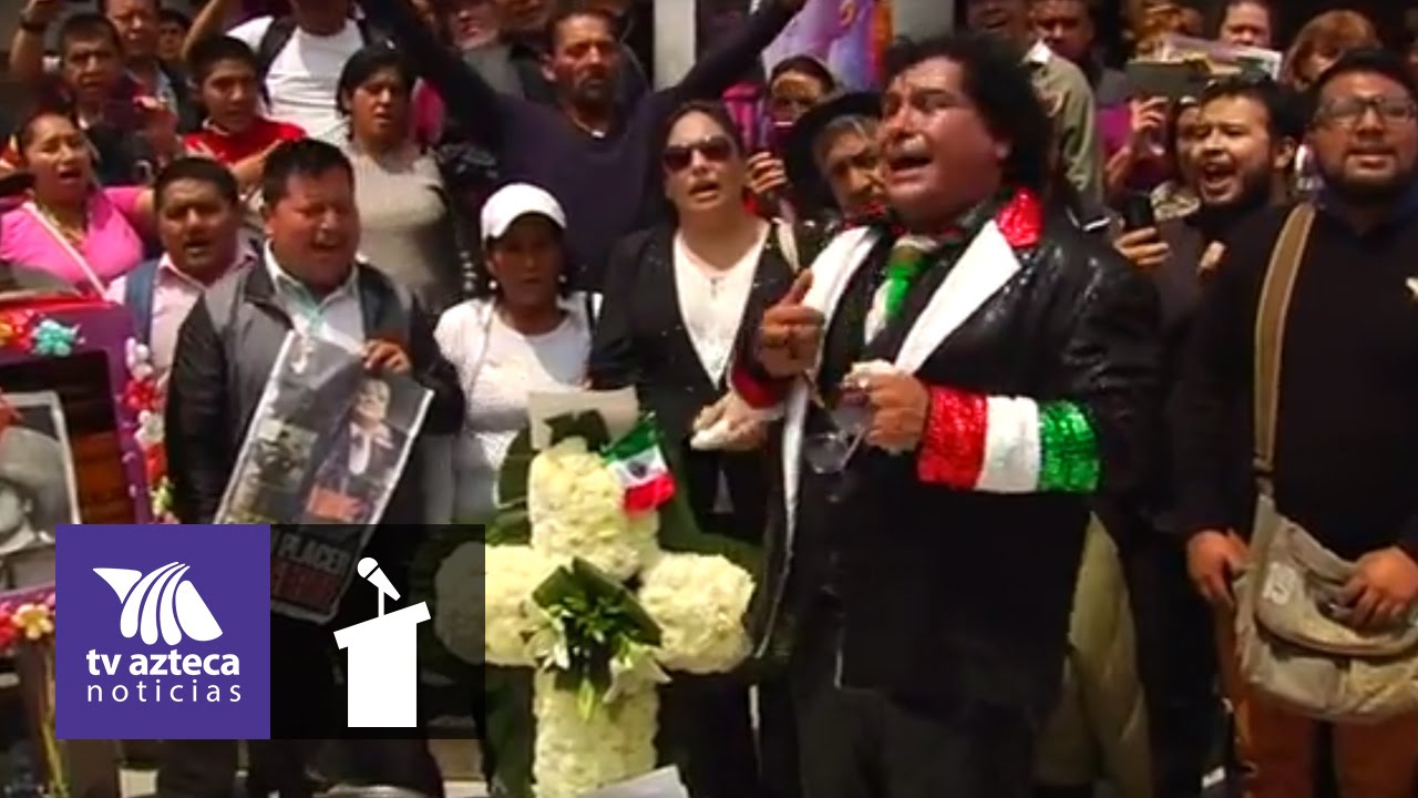 Llegan de todos lados a Bellas Artes para despedir a Juan Gabriel