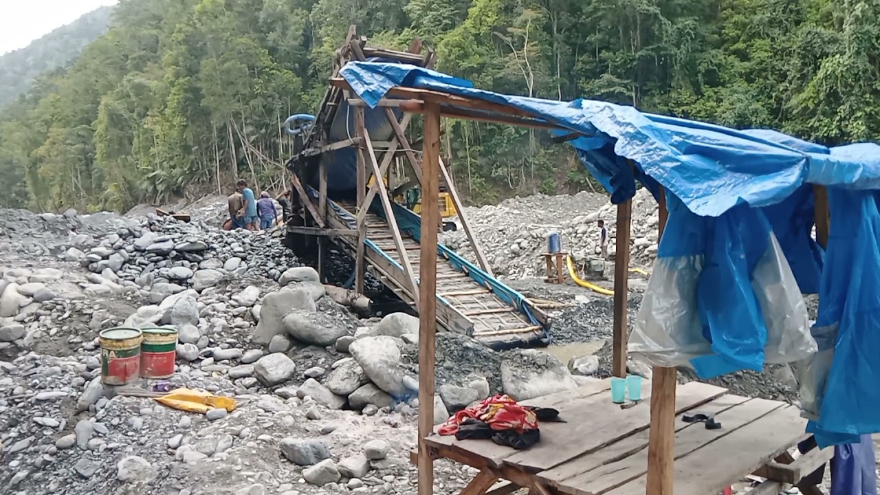 ALAT BERAT YANG TERGELINCIR DI MEDAN TAMBANG WASIRAWI, PAPUA BARAT MANOKWARI HINGGA TENGGELAM