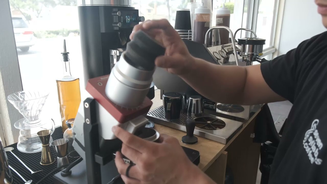 Pulling an espresso shot with the Kafatek Monolith
