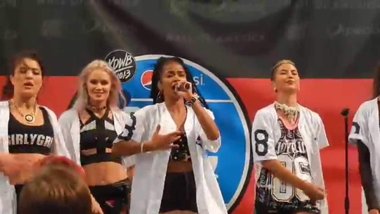 G.R.L- Ugly Heart (MOA Performance)
