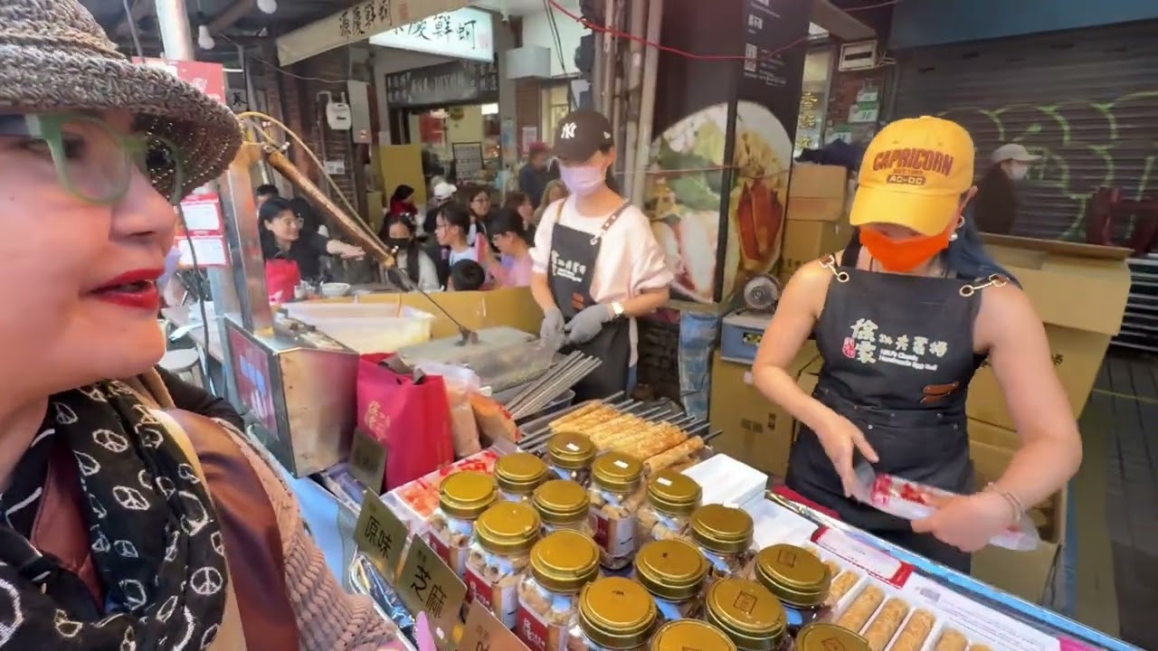 農曆新年期間，迪化街搖身一變成為「年貨大街」。商家沿街設攤，售賣年節必需品，包括糖果零食、伴手禮及年菜食材。紅燈籠高掛，街道充滿喜慶氛圍，熱鬧的叫賣聲與熙來攘往的人群交織成充滿臺灣味的過年場景。  