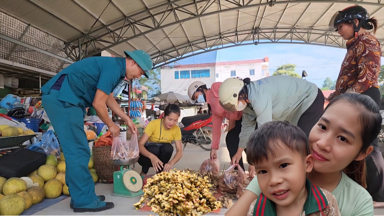 Single mother harvested ginger to sell at the market and was helped by a militiaman.