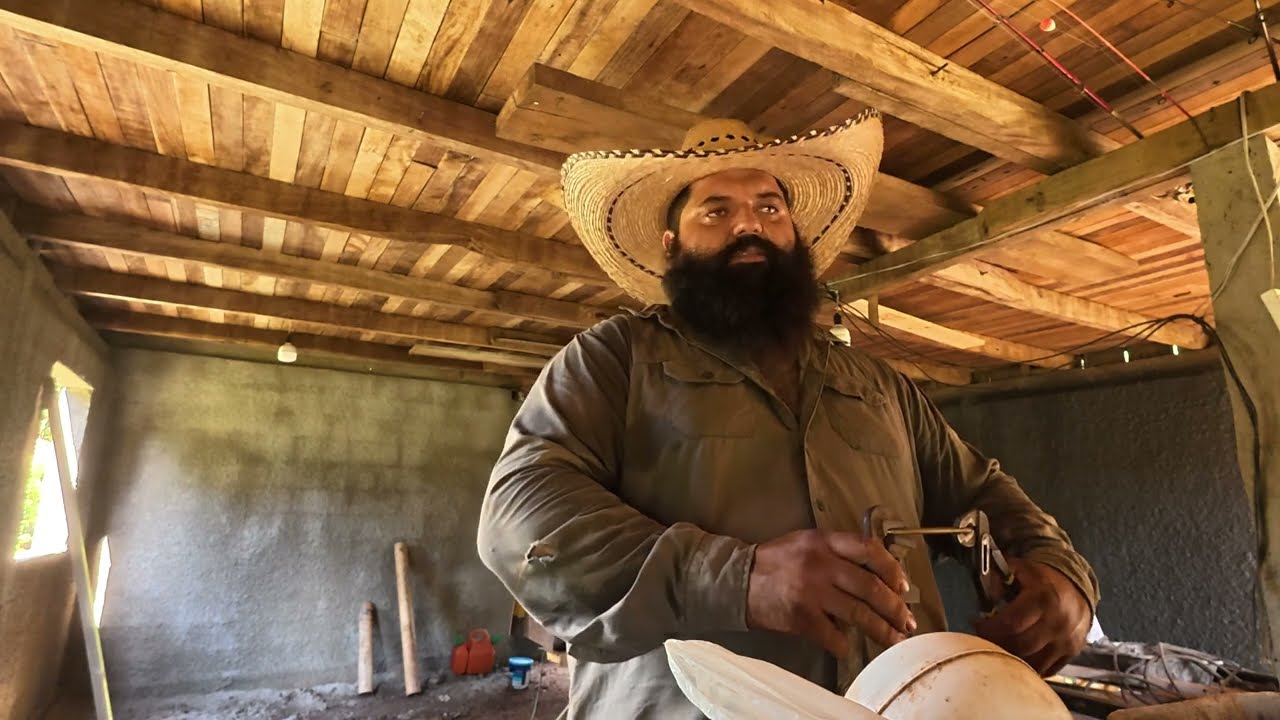 Tá acabando a água do rio arrumei o bebedor para o gado 