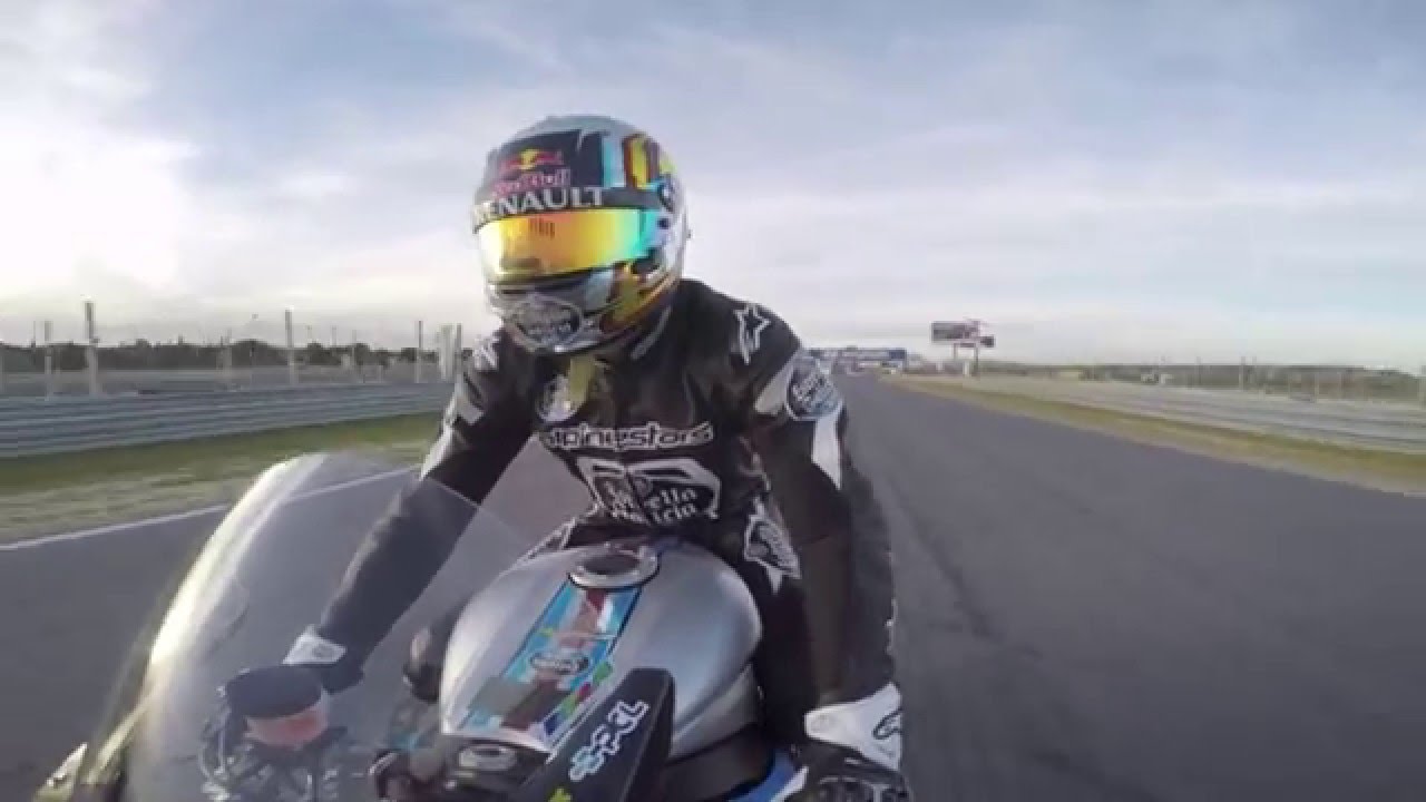 Carlos Sainz pilota una Honda CBR1000 en el Jarama (onboard)