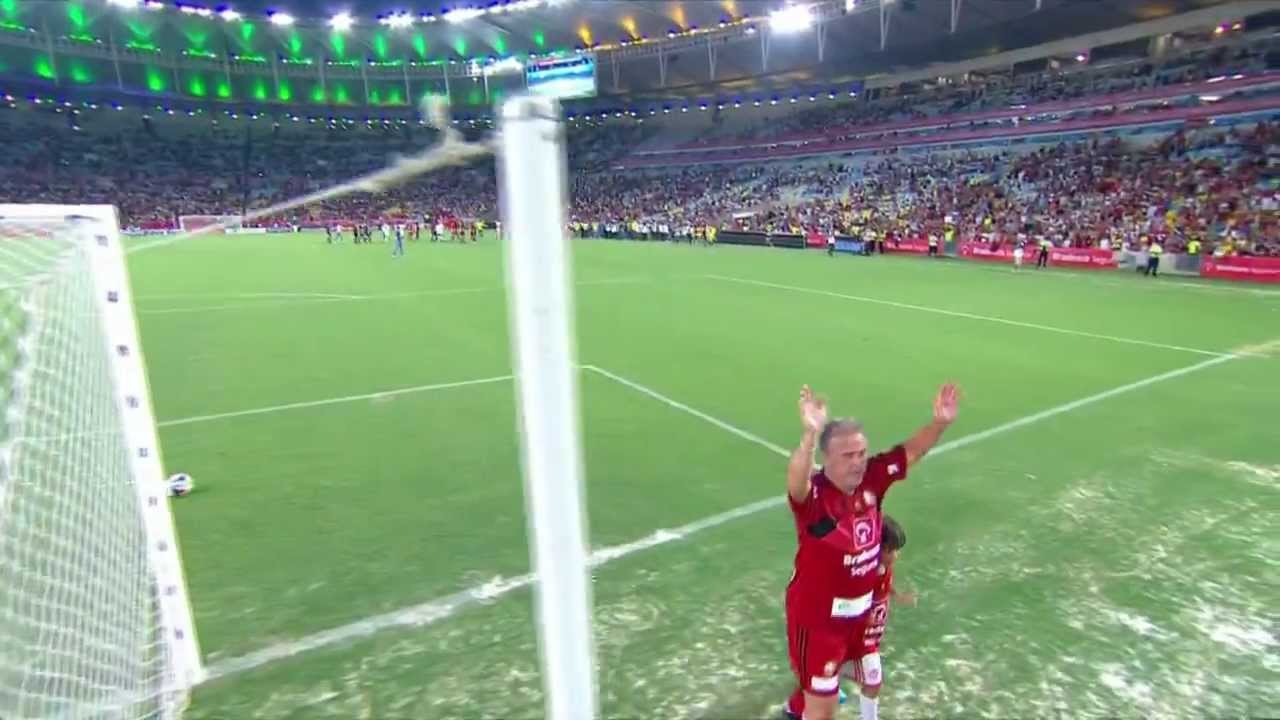 Estreia e despedida: Zico faz belo gol e seu time vence Jogo das Estrelas
