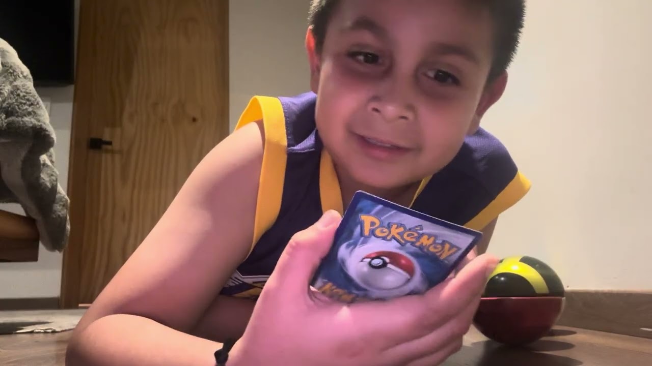 Viendo los que nos tocó en las cartas de Pokémon