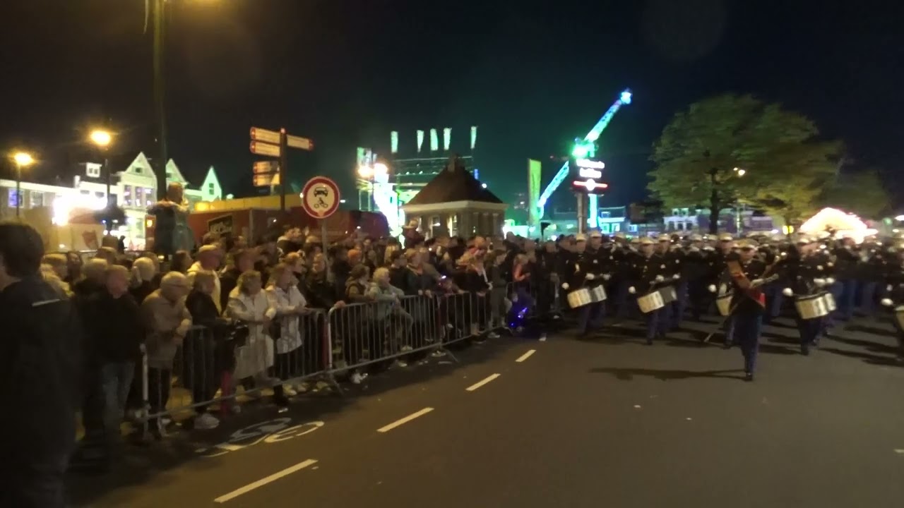 K&G Leiden tijdens Taptoe een lint van Licht Leidens Ontzet 2022. uitkomen Haarlemmerstr. Kermis