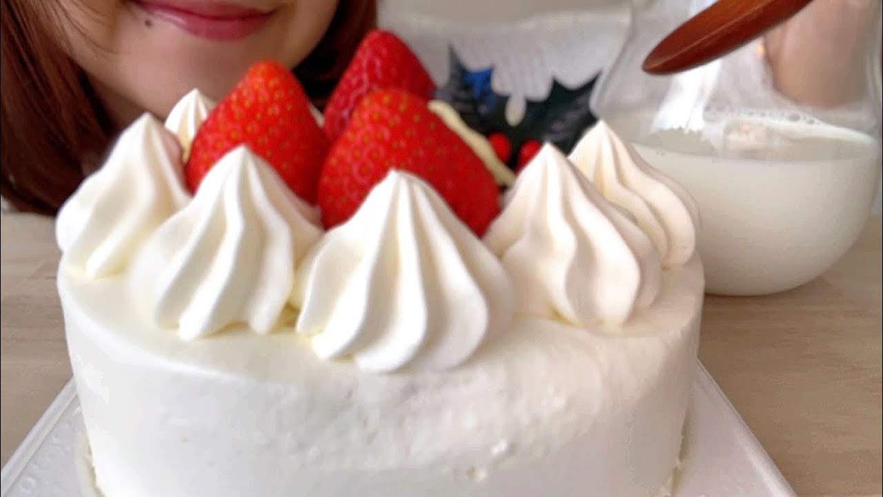 【咀嚼音】念願の牛乳かけ！クリスマスケーキを一人で食べる【ASMR/EatingSounds】