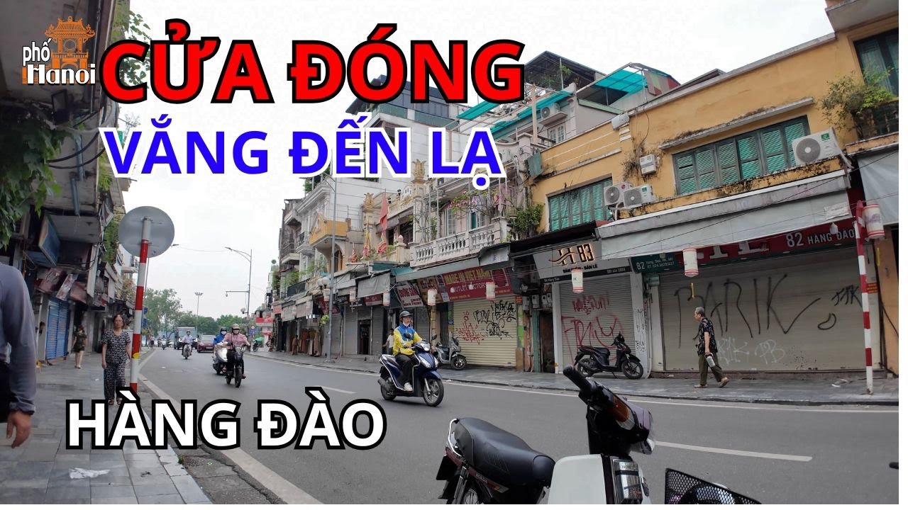Cảnh vắng lặng bất thường trái ngược với sự nhộn nhịp thường thấy trên Phố Cổ Hàng Đào Hà Nội