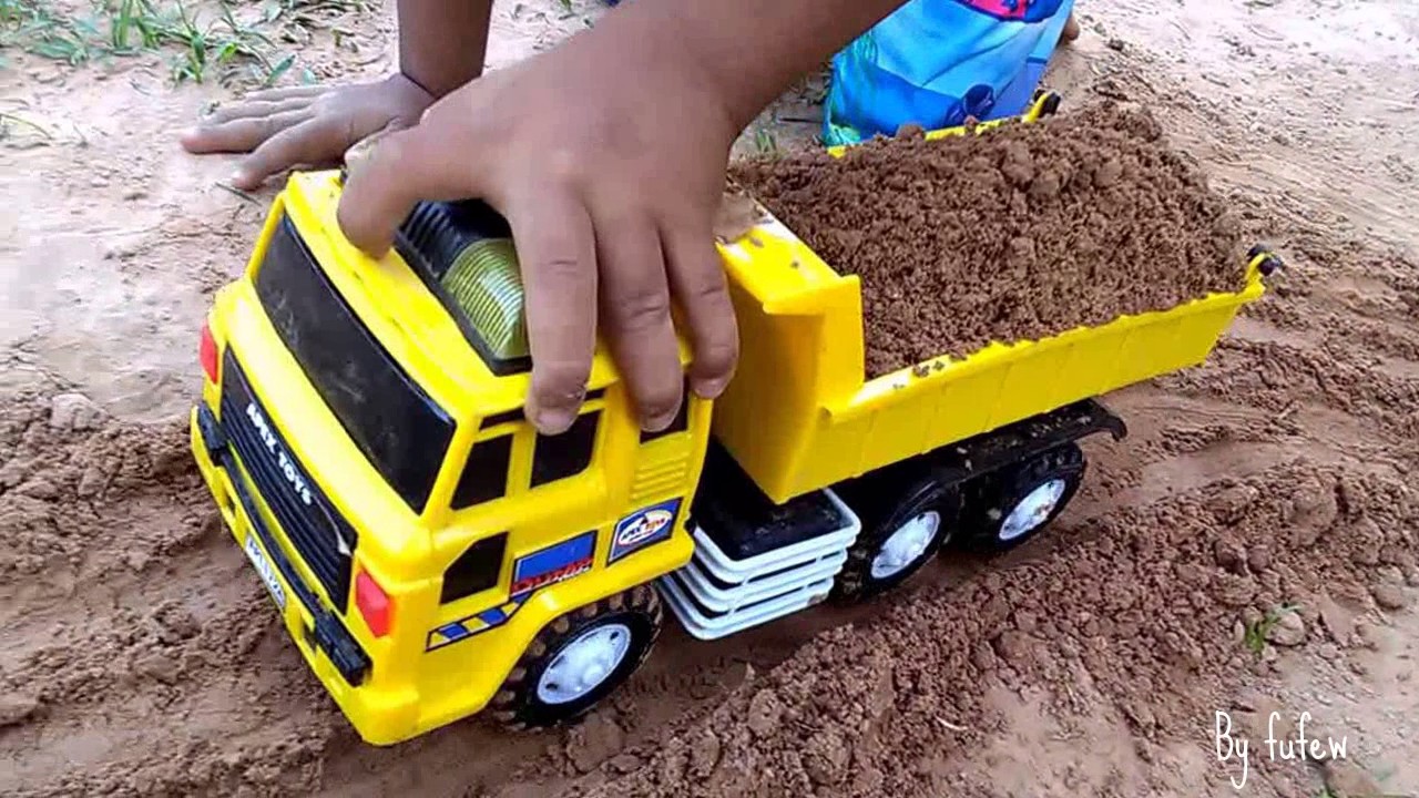 เล่นรถ  แม็คโครตักดิน  รถบรรทุก รถดั้มดินทำถนนยาว  รถของเล่น เล่นดิน Cars Toy
