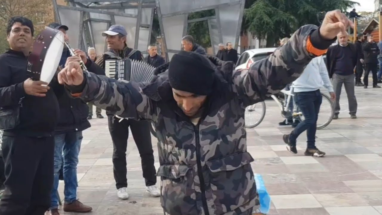 artistet e rruges daja i kombinatit per festat e vitit te ri gezuar 2023 te gjithe emigranteve