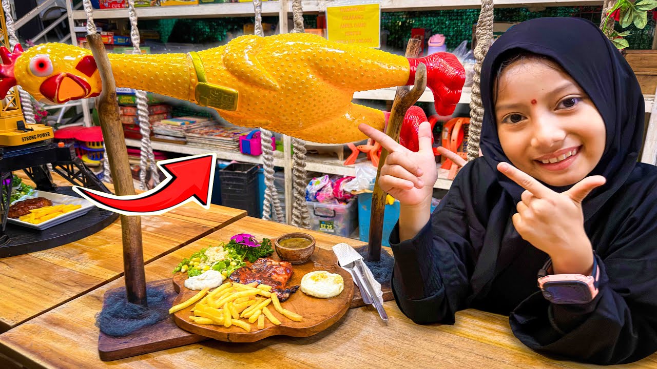 AQILA COBAIN MAKANAN VIRAL DI CAFE STRAWBERRY