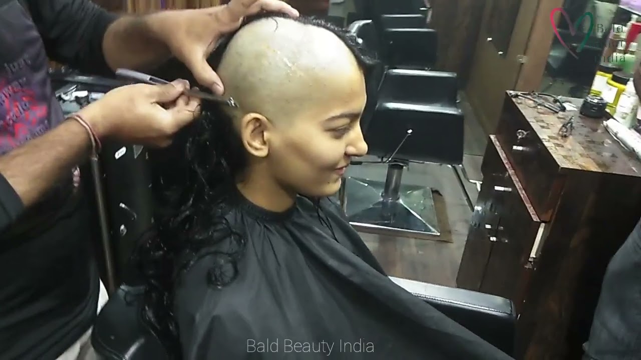 गुजराती लड़की ने मुंडन कराकर अपने दादा को श्रद्धांजलि दी | Gujju Girl Headshave | Hair Donation