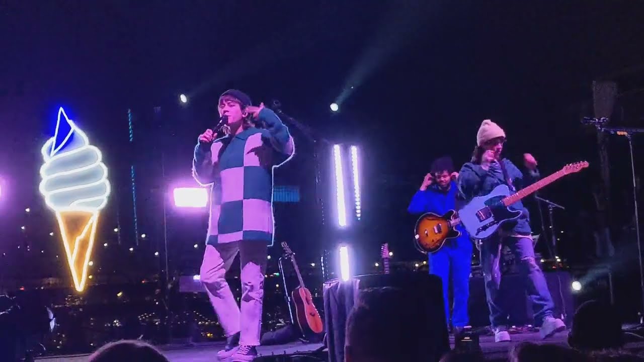 Tegan & Sara STOP DESIRE Live 10-29-22 The Rooftop at Pier 17 NYC 4K