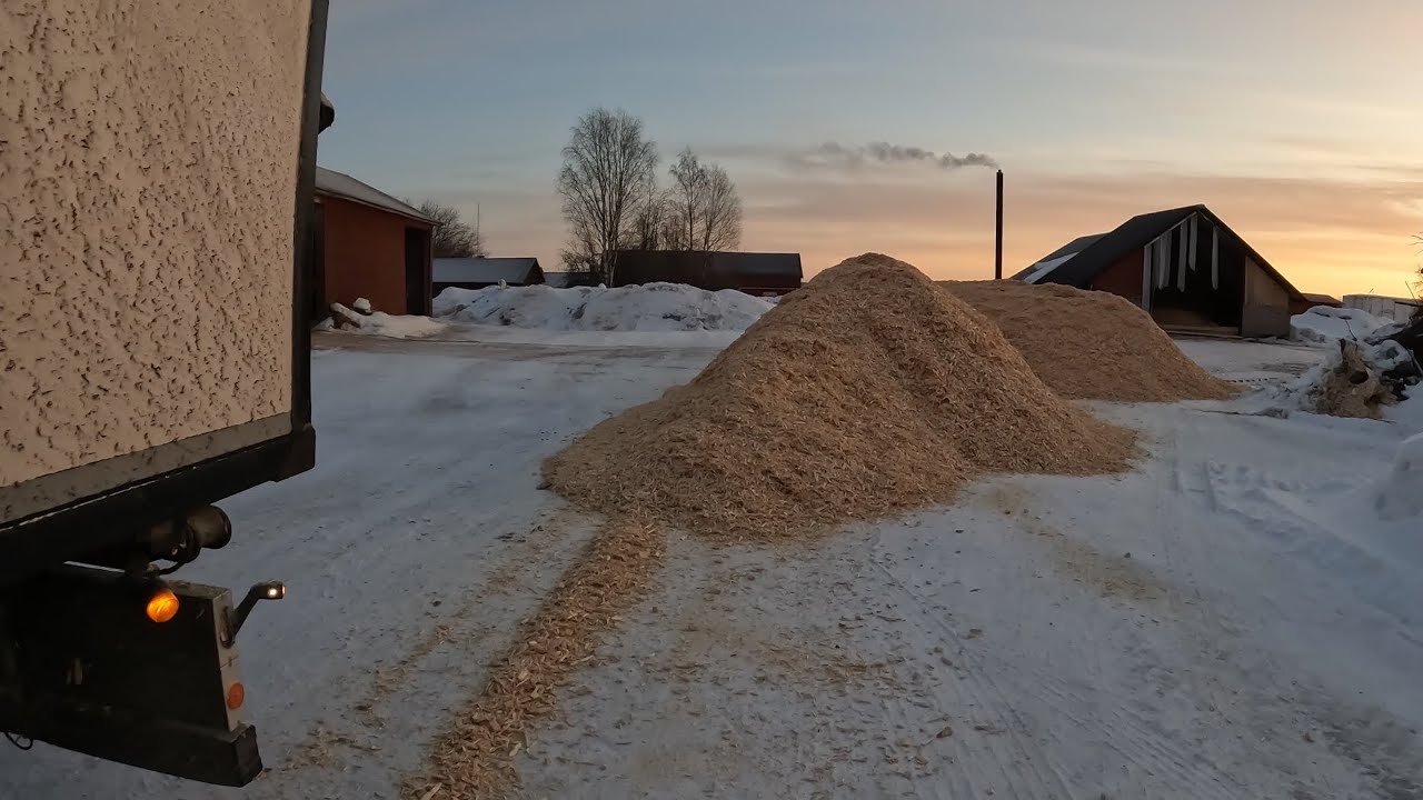 En förmiddag i flisbilen. Scania 580 levererar torrflis.