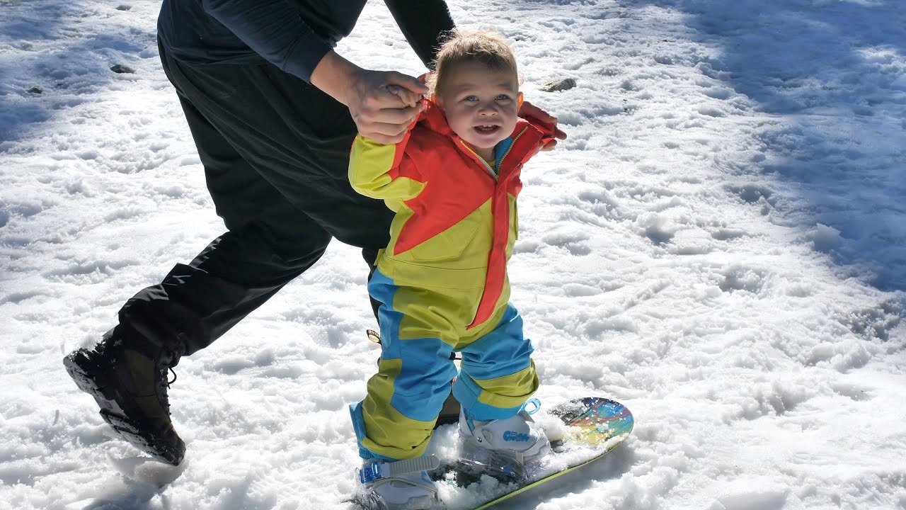 MALAKAI'S FIRST TIME SNOWBOARDING!