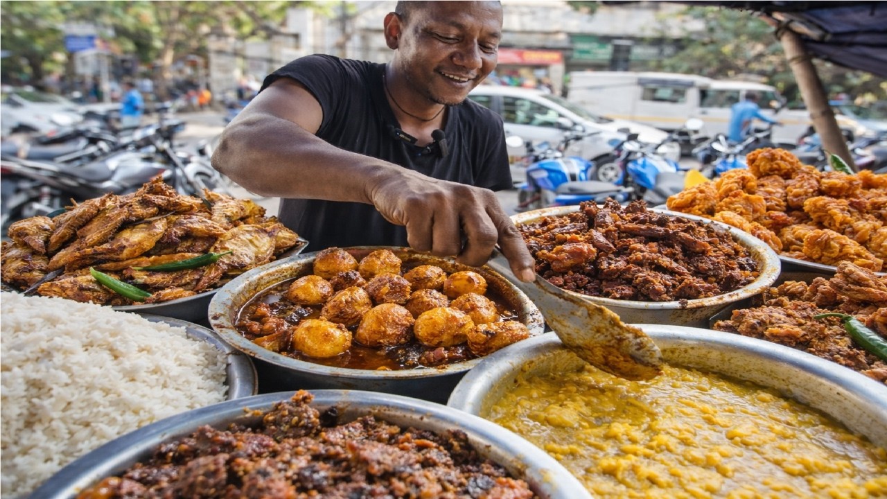 ₹30 Veg Thali on Kolkata Streets | Huge Lunch Crowd  |  দুপুরে খাওয়ার জন্য ভিড় কলকাতার রাস্তায়