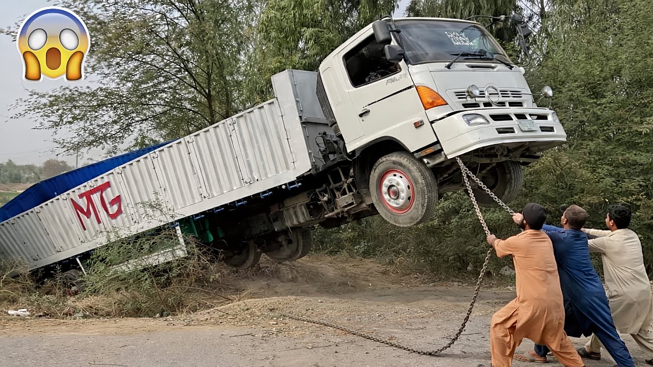 Pakistani Trailer Brake Failure Accident | Heavy Trailer Road Side Breakdown