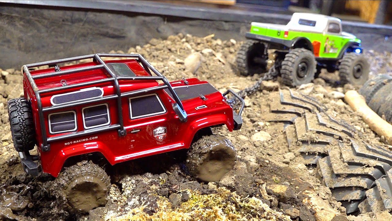 MUDDiNG & TOWiNG a STUCK, RED LR DEFENDER, after I UNBOX IT! (RGT 1/24 scale)