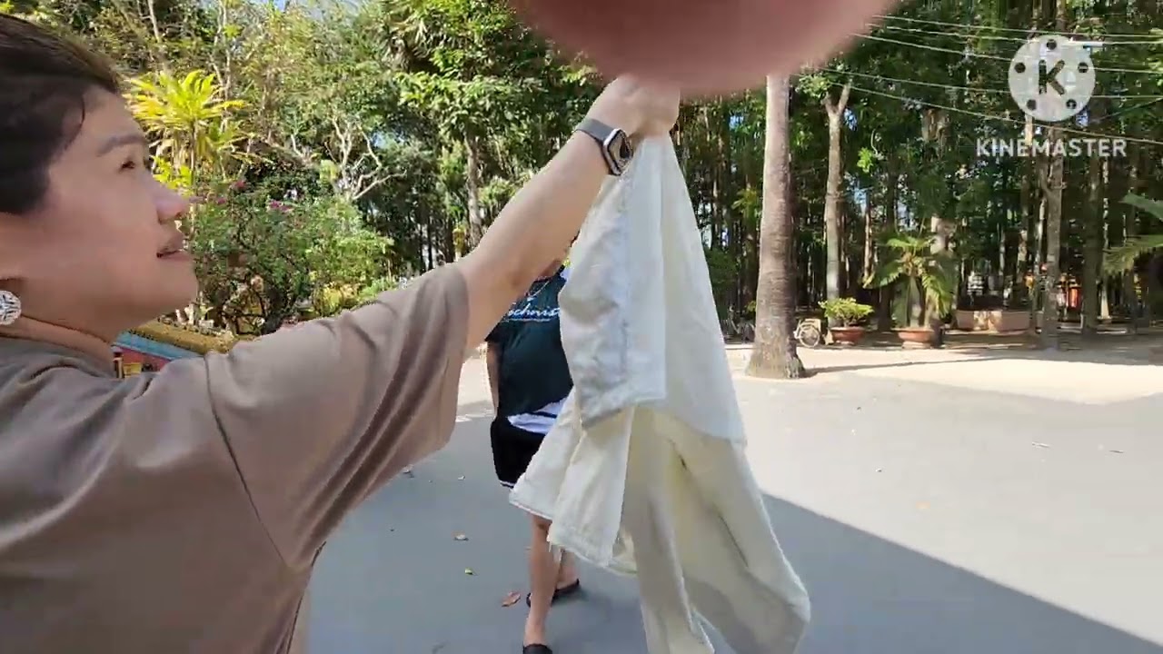 Em Trai Chở Đi Chùa Dơi.