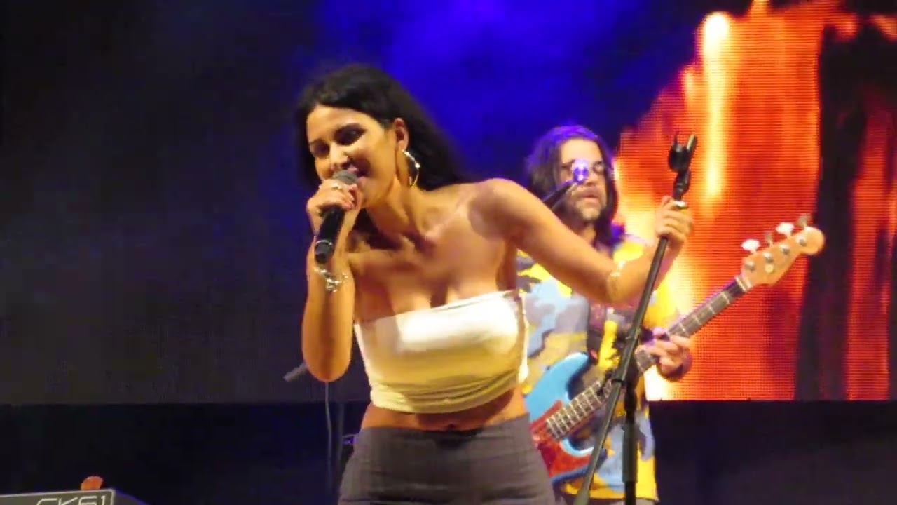 I Tazenda suonano e cantano 