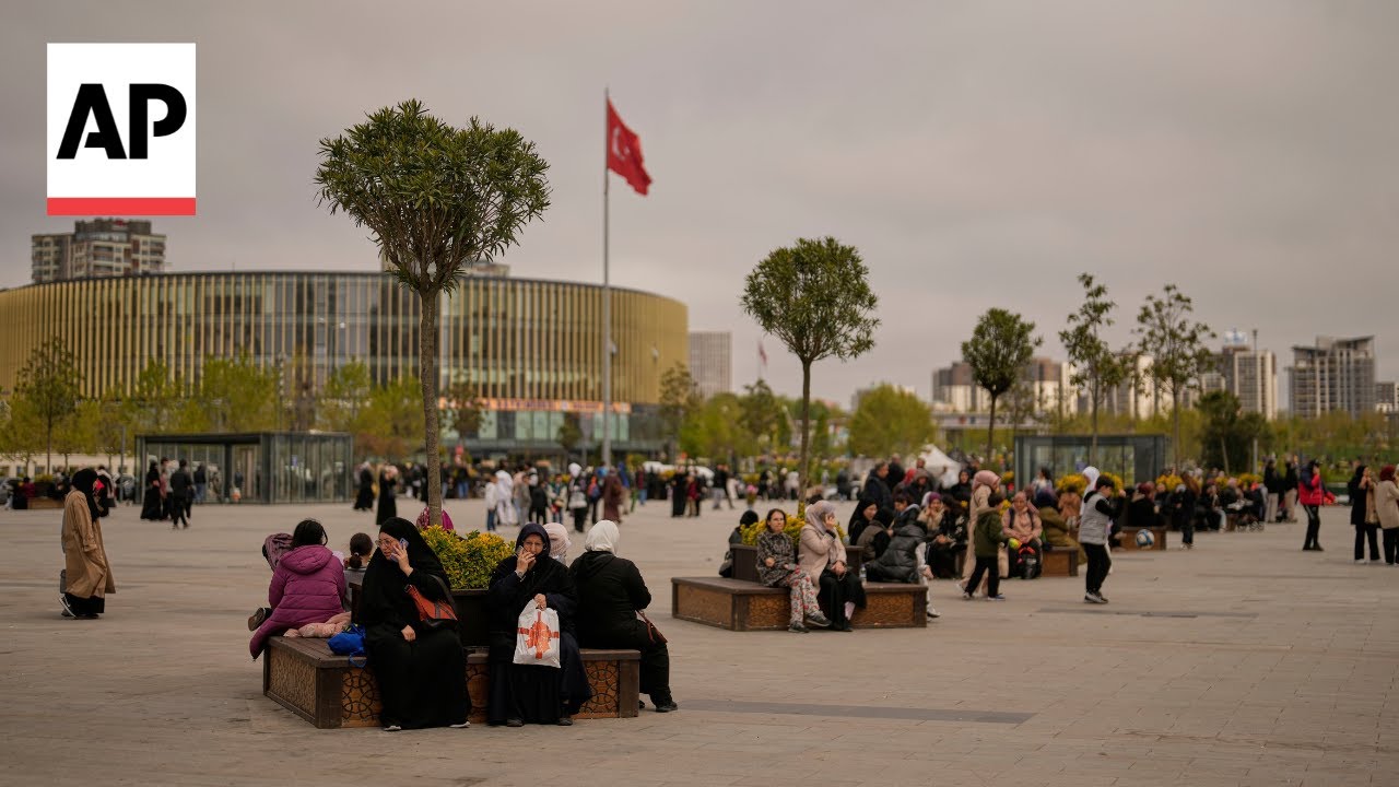Strong earthquake in Istanbul forces people to flee to the streets