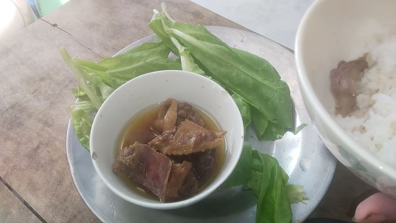 Bữa cơm vịt kho gừng ớt rau cải 