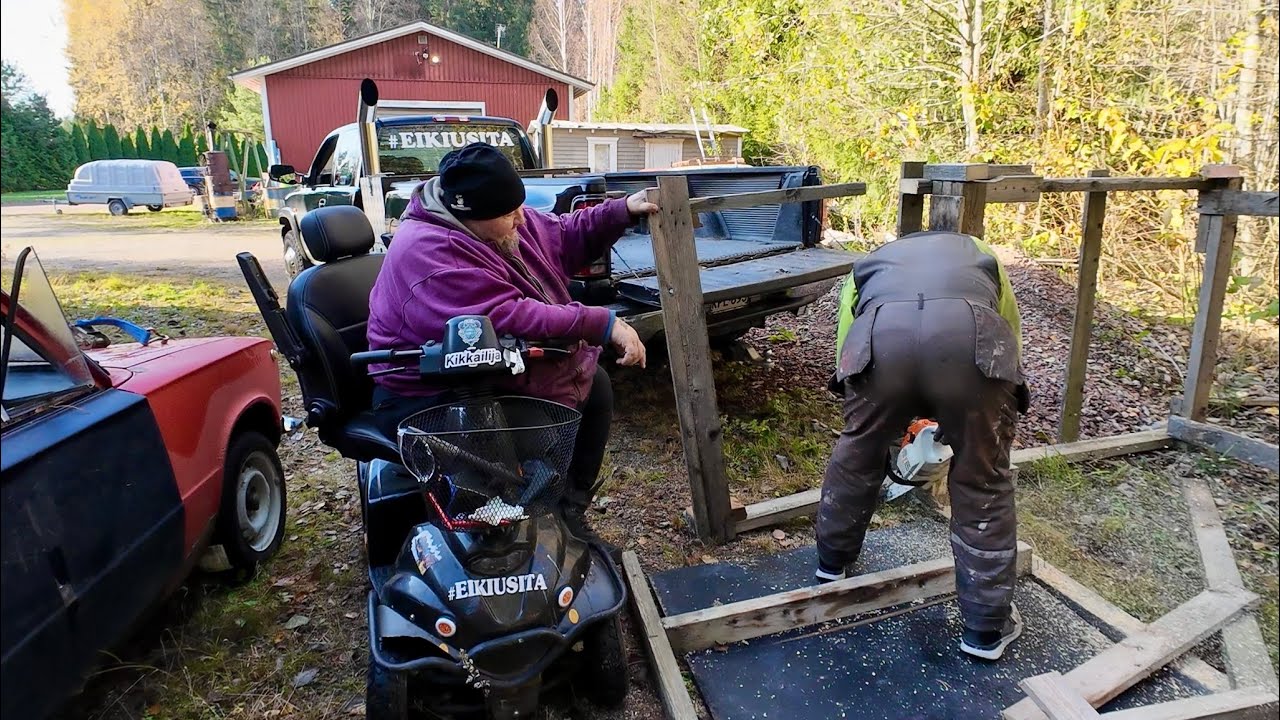 Jätepuun vientiä ja pihan siistimistä