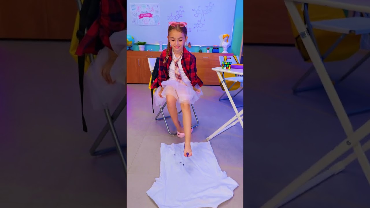 🎨 Ta-da! The FUNNIEST WAY to CREATE ART &mdash; Just STOMP and PRINT! 😄👕 #shorts #fun