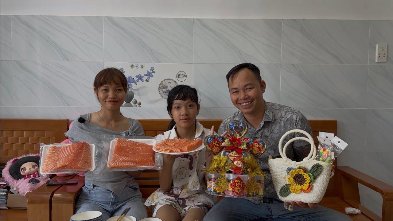 Con gái vui mừng khui quà thím Diễm tặng và món quà chú khanh thím nhất tặng 