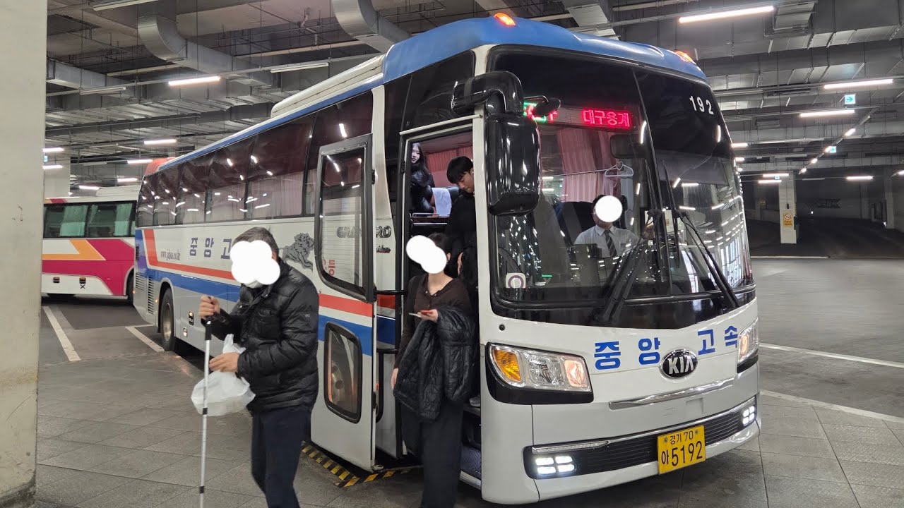 중앙고속 부산~동대구 (대구용계정류장 경유) KIA 뉴그랜버드 이노베이션 선샤인 디젤 Diesel 5192호 19년식 우등형 동대구역복합환승센터 도착 [2026.01.15]
