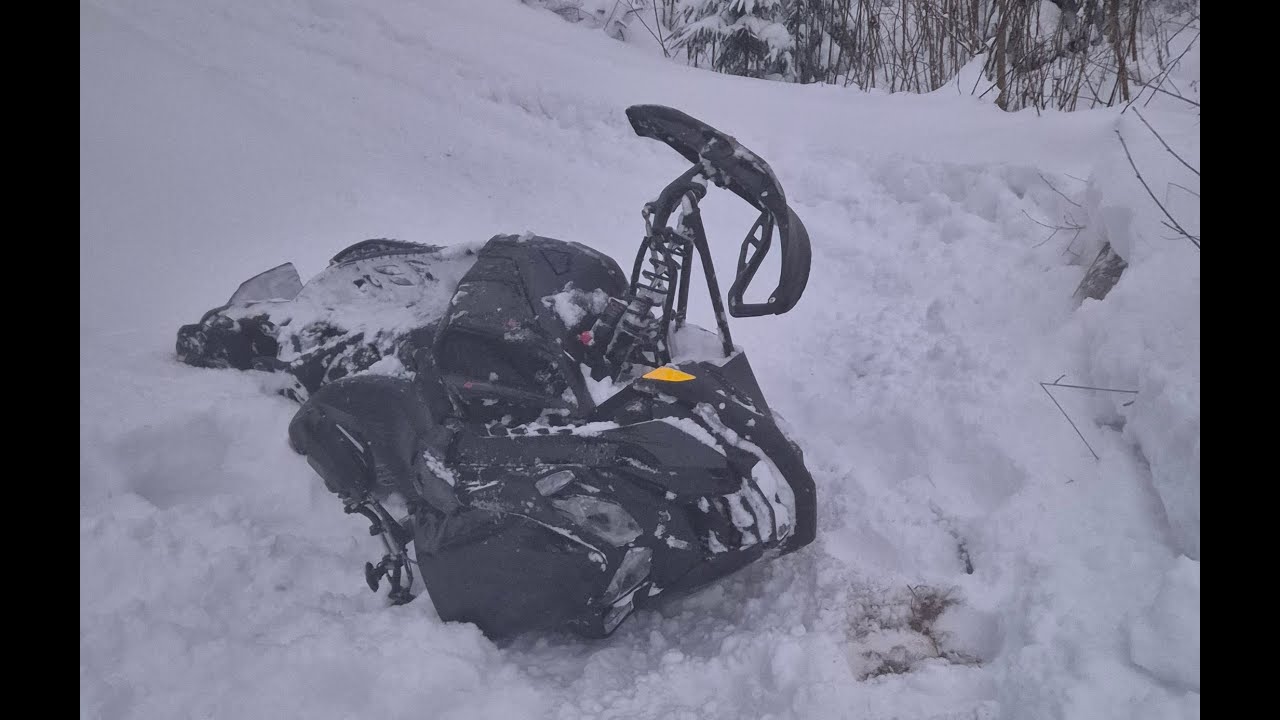 Skidoo Renegade X RS at Pommiaugu motocross track and how to brake your ski